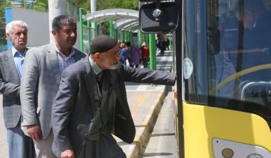 “Emekliye ‘Uçak Biletinde İndirim Yapacağız’ Diyorlar, Emekli Belediye Otobüsüne Bile Binemiyor”