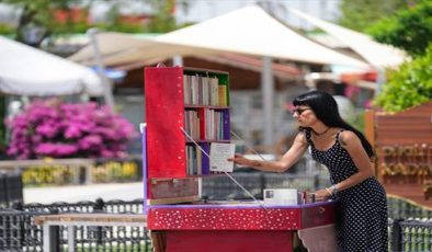 18. Yüzyıldan İlham Alan Seyyar Kitapçı , Edebiyat Aşkını Sokaklara Taşıyor