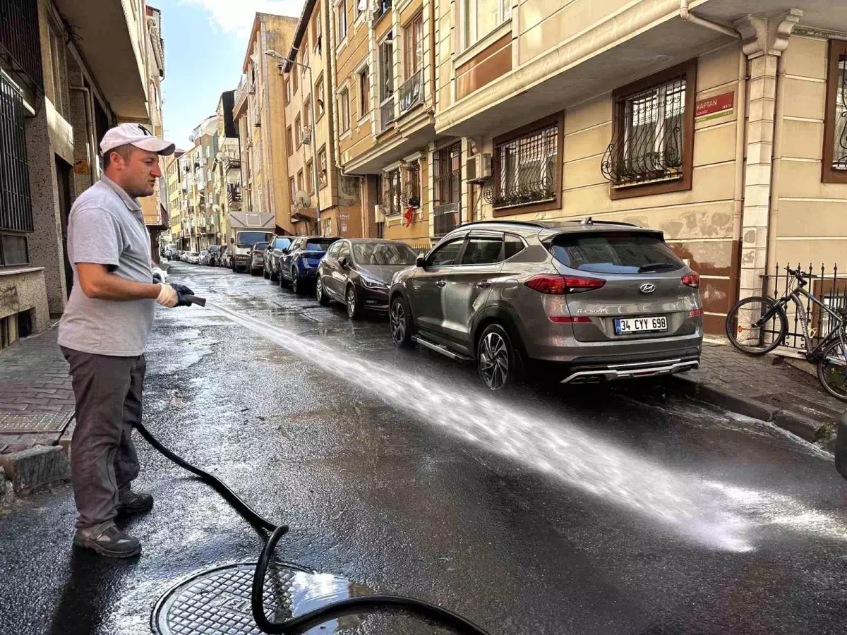 Kağıthane Belediyesi’nden Sürekli Sokak Yıkama Çalışmaları