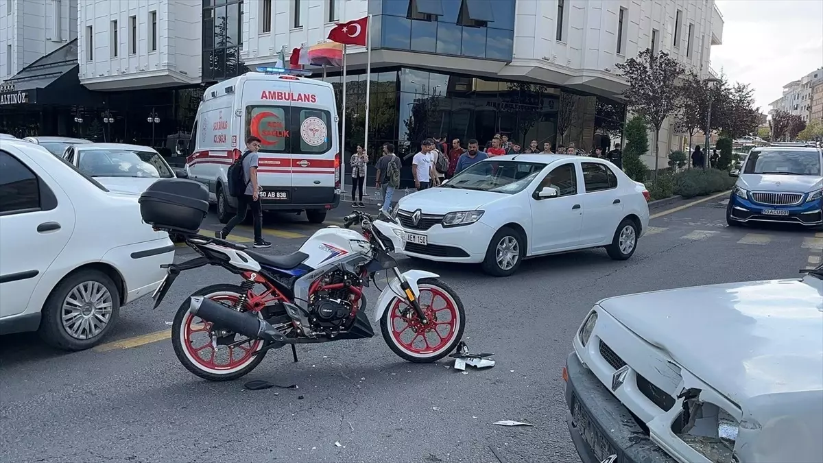 Nevşehir’de Motosiklet ve Otomobil Çarpıştı