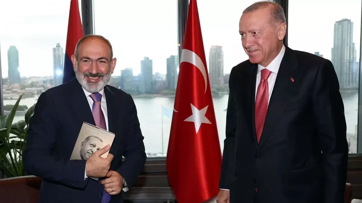 Paşinyan, Cumhurbaşkanı Erdoğan’ın hediye ettiği kitabı bir an olsun bırakmadı