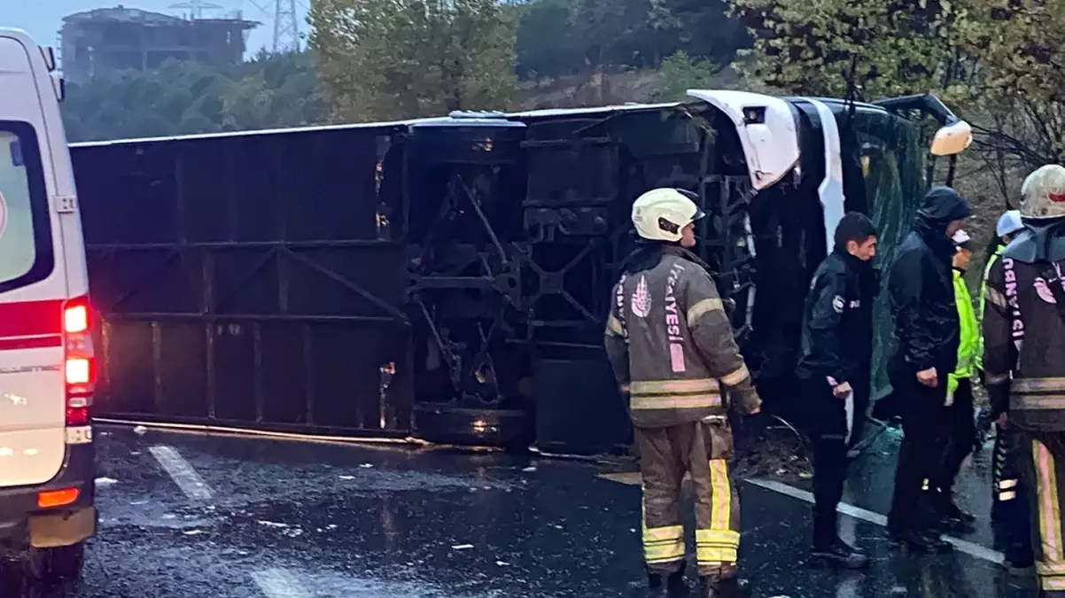 İstanbul’da yolcu otobüsü devrildi: 2 kişi öldü, 15 kişi yaralandı