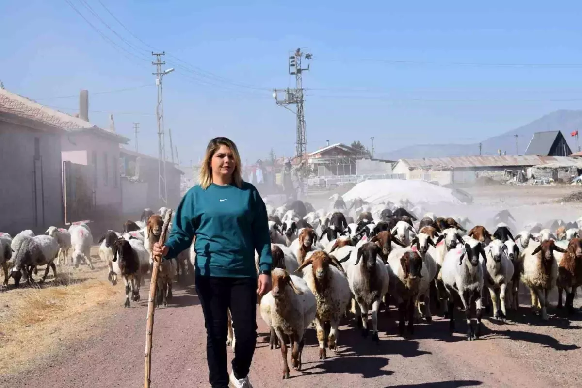 Köyde Hayvancılık Yapan Genç Anne