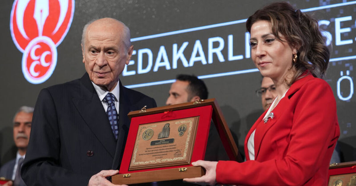 MHP Lideri Devlet Bahçeli, deprem bölgesi öğretmenlerine plaket verdi