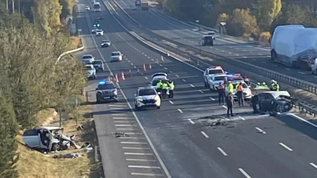 Otomobiliyle ters yönde ilerleyen sürücü kazaya yol açtı: 3 ölü, 2 yaralı