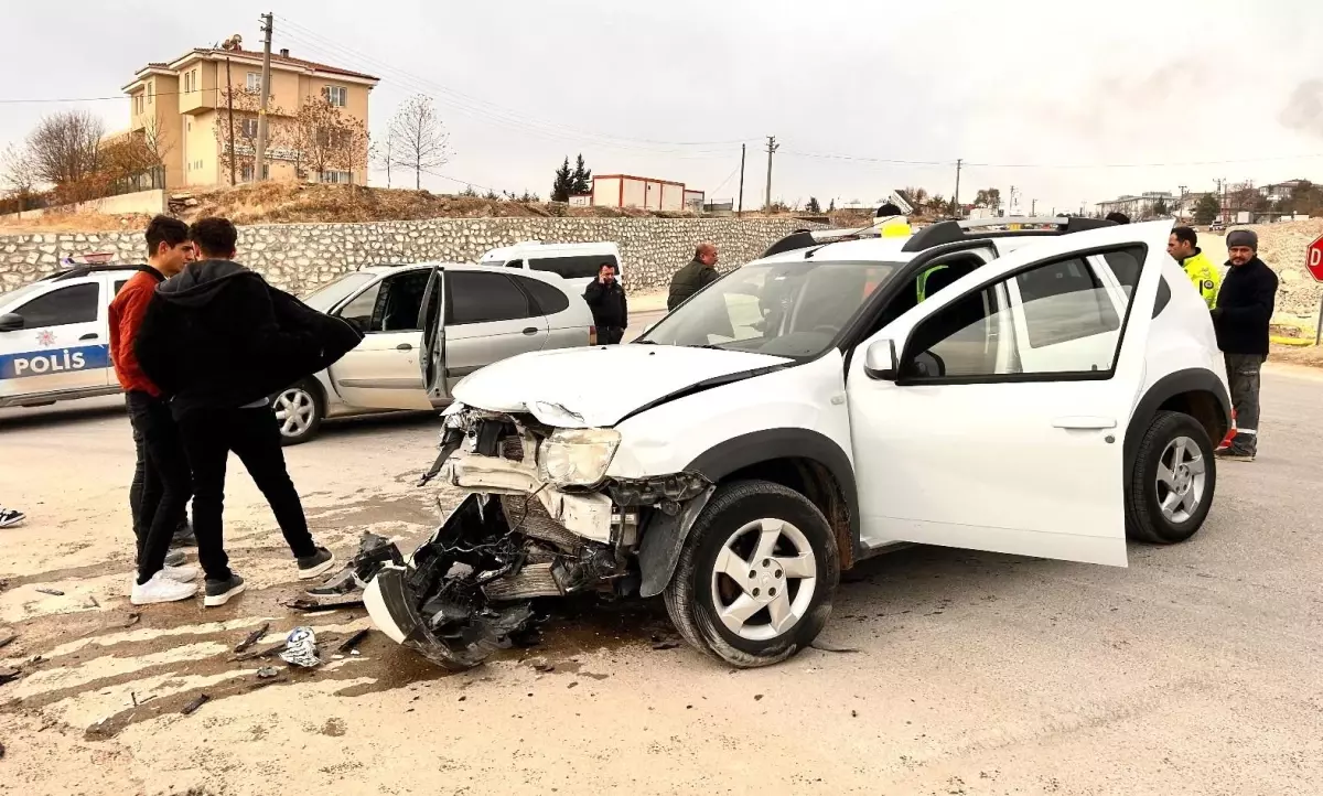 Besni’de Trafik Kazası: 2 Yaralı