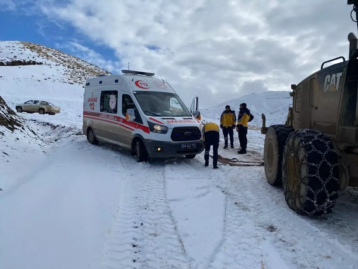 Siirt’te Mahsur Kalan Ambulans Kurtarıldı