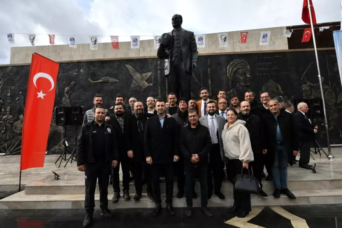 Yunusemre Belediyesi’nden Atatürk Heykeli Açılışı