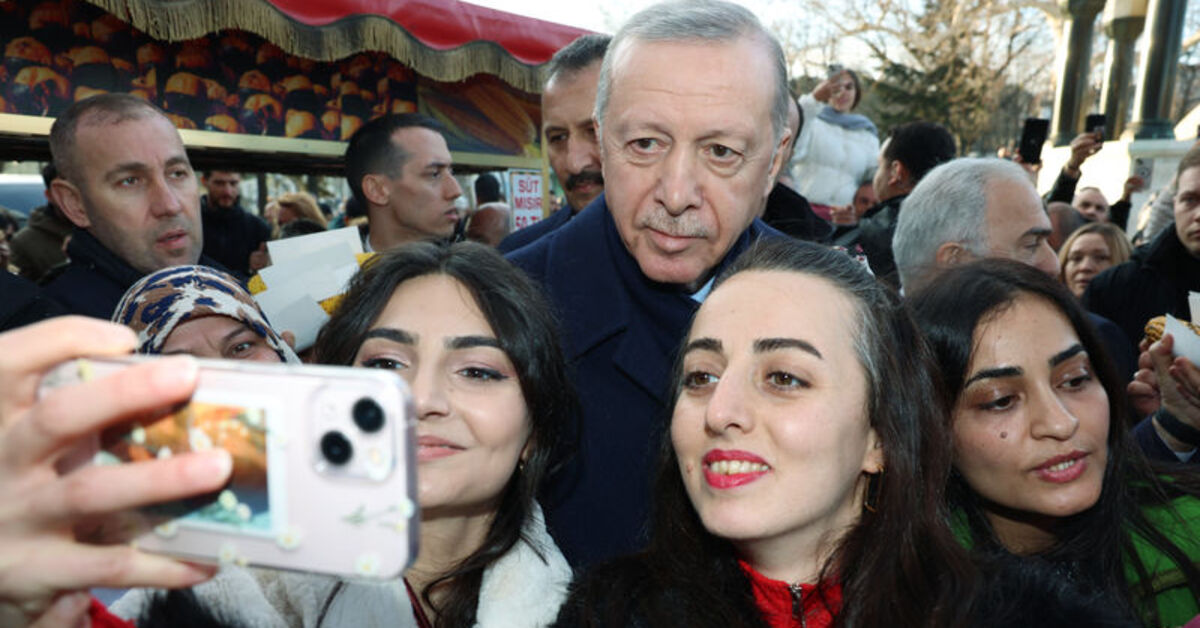 Cumhurbaşkanı Erdoğan Sultanahmet Meydanı’nda vatandaşların Regaip Kandilini tebrik etti