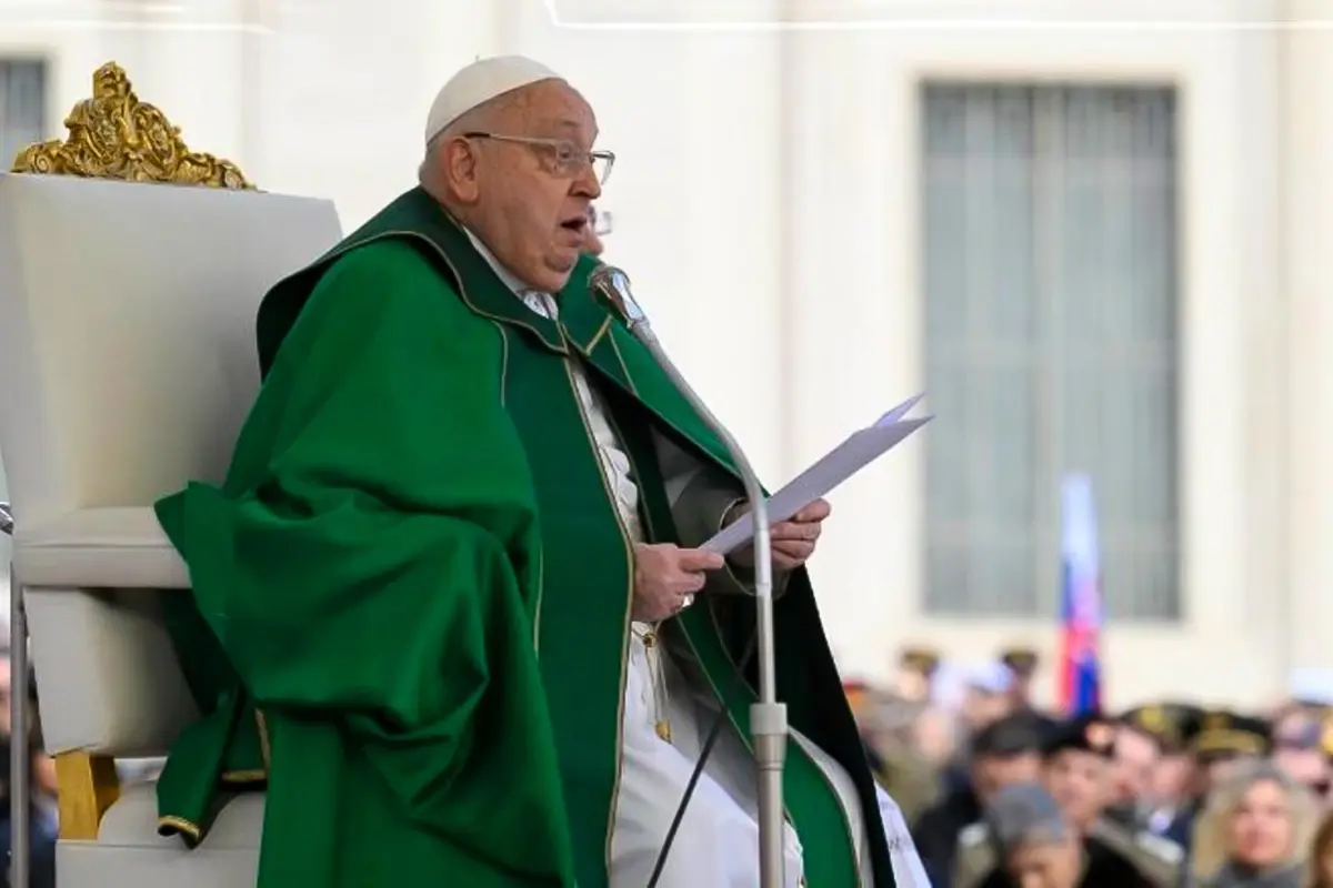 Ayinde nefes alamayan Papa Francis’in konuşmasını yardımcısı tamamladı