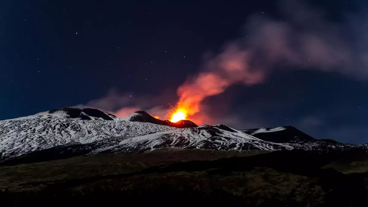 Etna Yanardağı’nda Güçlü Lav Akışı Meydana Geldi