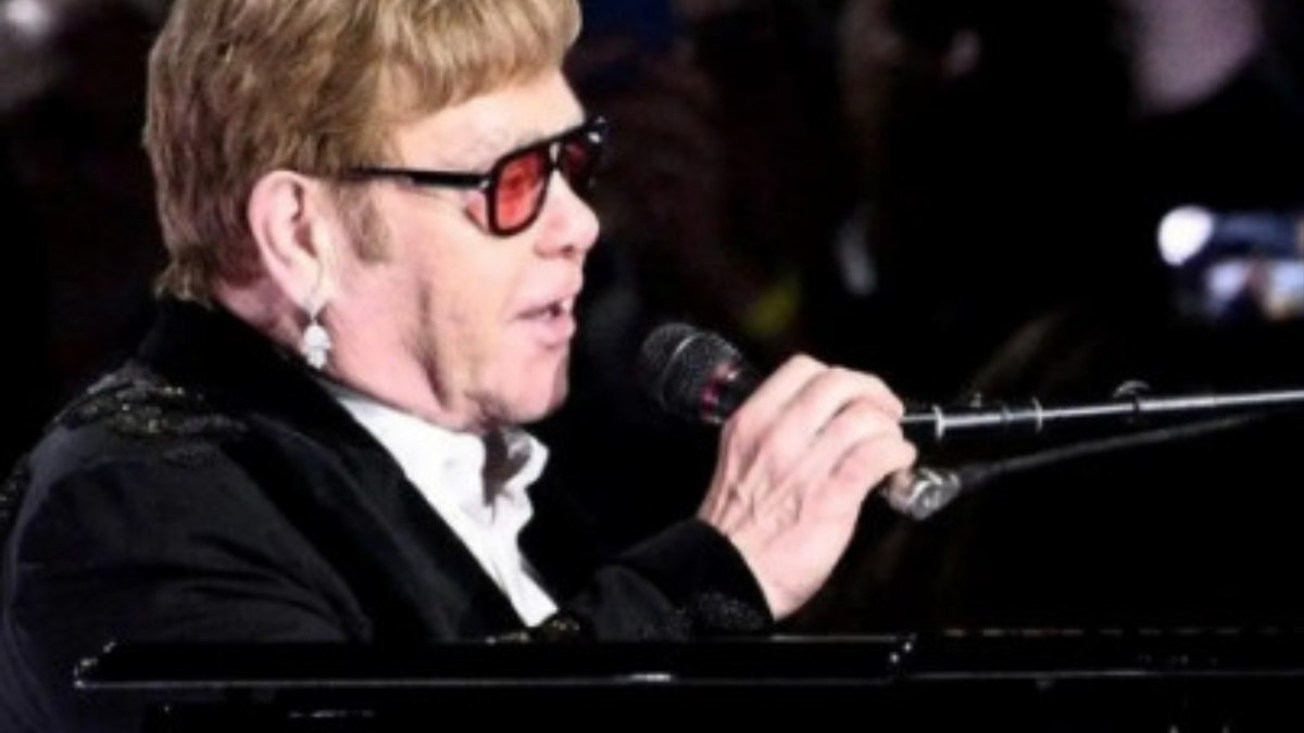 Görme yetisini kaybeden ünlü şarkıcı Elton John, konser vermeye devam ediyor